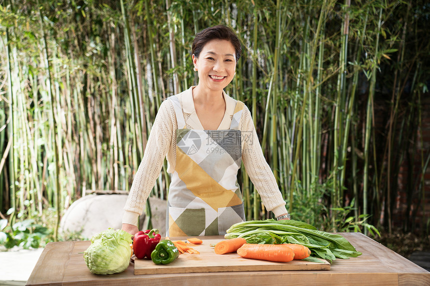 庭院内准备食材的中年女肖像图片