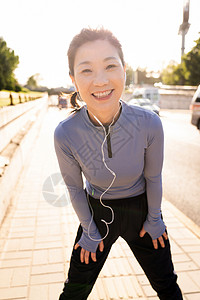 中老年女子在马路旁健身图片