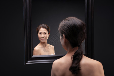 优雅的中年女人照镜子图片
