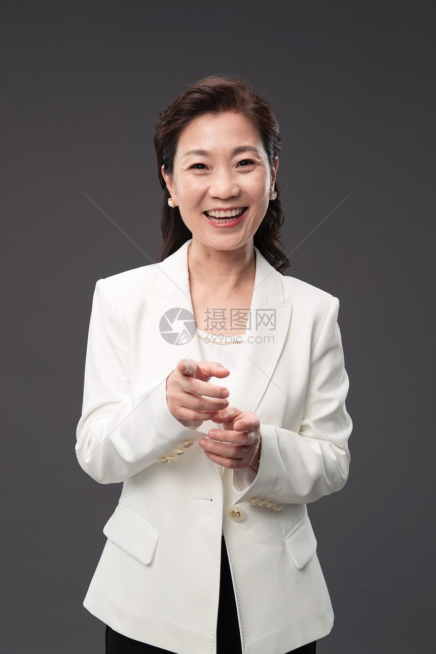 中老年女人做手势的成熟商务女士图片