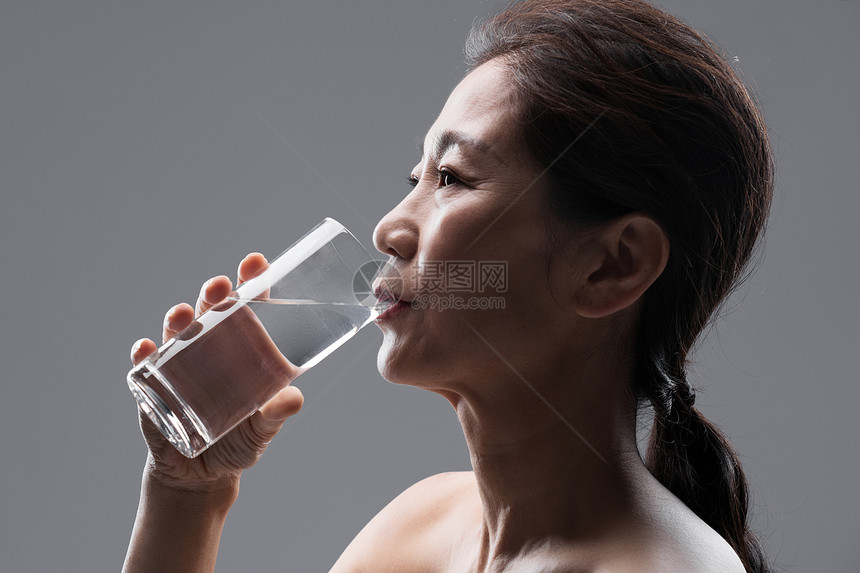中年女人喝水图片