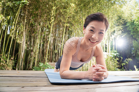 户外中老年女士趴着练瑜伽高清图片