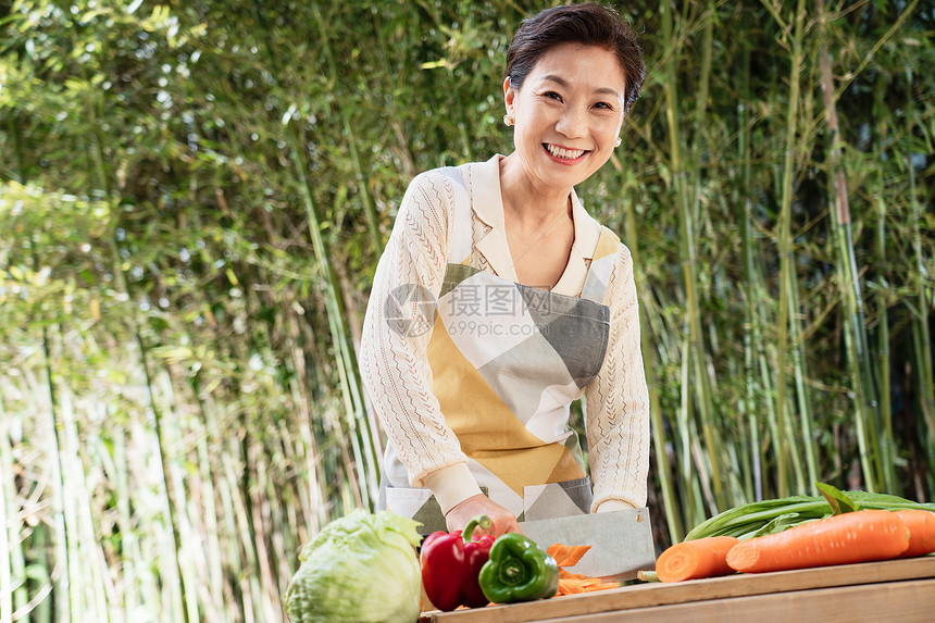 庭院内切菜的中年女人图片