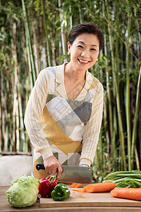 竹林庭院内切菜的中年女人图片