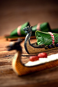 熟褐色传统节日粽子和龙舟背景