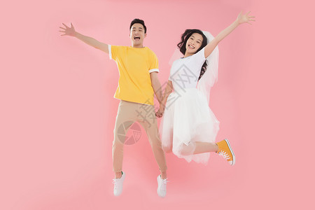 相伴青年文化表现积极快乐的年轻情侣跳跃图片