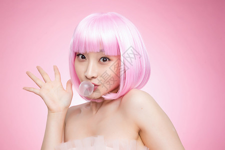 粉色泡泡满意健康的背景分离吹泡泡糖的年轻女孩背景