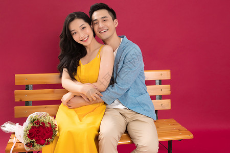 微笑浪漫黄色幸福的青年伴侣坐在长椅上图片