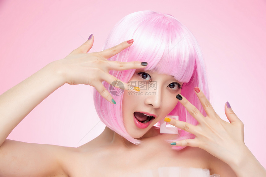 粉色自信水平构图带着假发涂着指甲油的年轻女孩图片