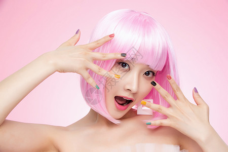 假发短发粉色自信水平构图带着假发涂着指甲油的年轻女孩背景