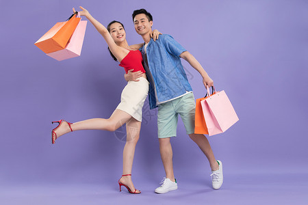 多色的亚洲人购物袋快乐的青年情侣购物高清图片