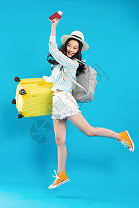 人跳起来拿着行李箱去旅行的快乐女孩背景
