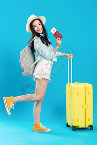 拿着行李箱去旅行的年轻女孩背景图片