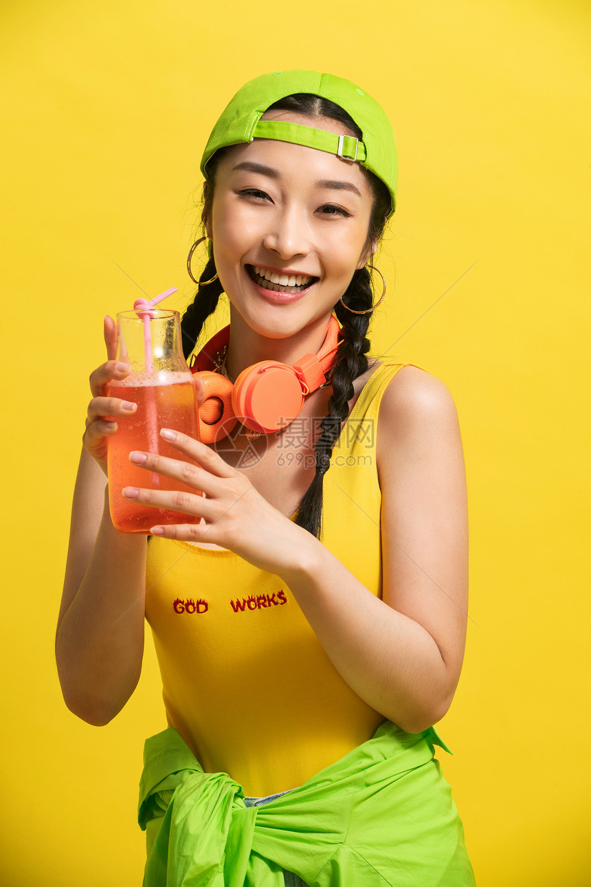 亚洲汽水垂直构图喝饮料的青年女人图片