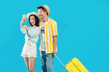 聊天箱男朋友青年男人亚洲旅途中快乐的青年伴侣用手机拍照背景