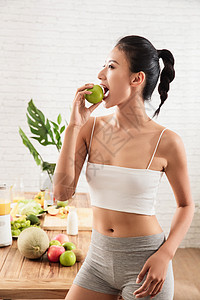 健康的健康站着快乐女人吃苹果图片