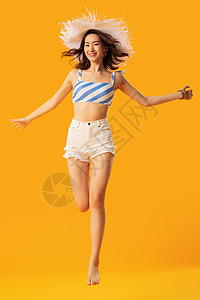 成年人活力自信跳跃的快乐女人图片