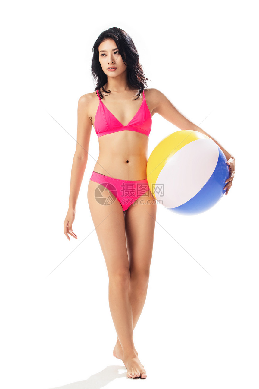 仅一个青年女人时尚20到24岁拿沙滩球的比基尼美女图片