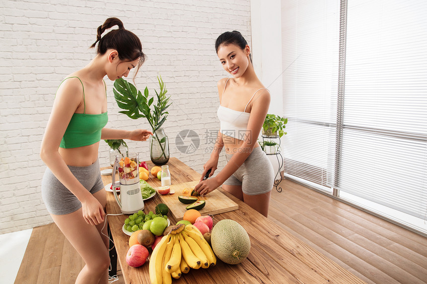 健康食物女人成年人年轻闺蜜在家吃水果图片