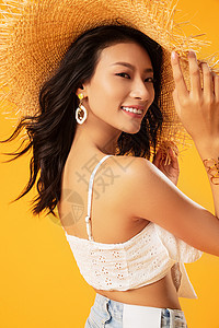 黄色个性自信影棚拍摄留白头戴遮阳帽的快乐女人肖像背景