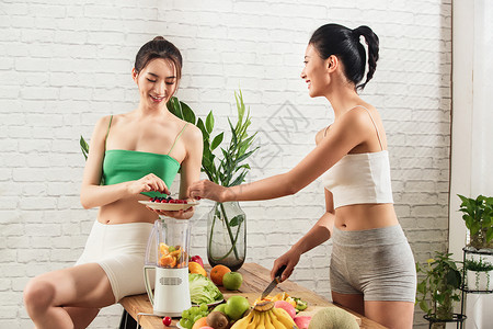 减肥季节两个人自由放松年轻闺蜜在家吃水果背景
