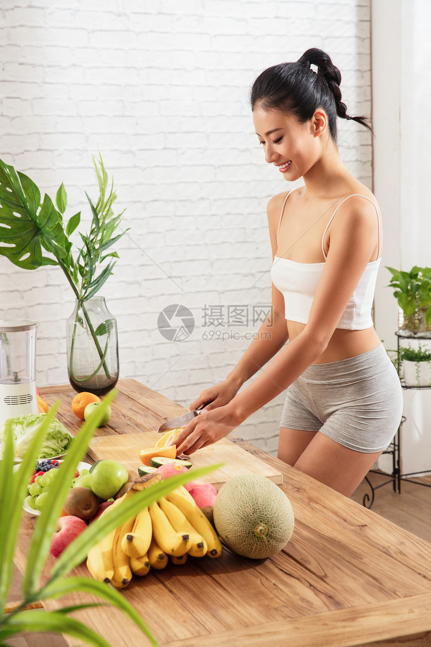 表现积极个菜板健康女人切水果图片