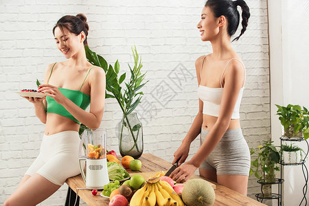 季节青年女人减肥年轻闺蜜在家吃水果图片