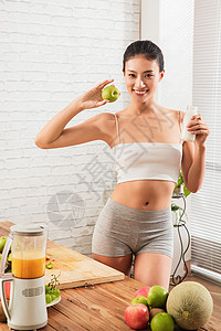 时尚家哈密瓜吃水果的健康女人图片