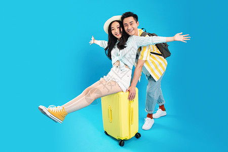 蓝色遮阳帽表现积极黄色愉悦幸福的青年情侣一起去旅游背景