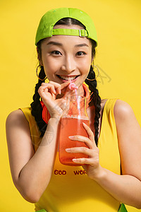 满意黄色喝饮料的快乐青年女人图片