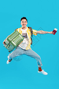 垂直蓝色条纹垂直构图亚洲健康的抱着行李箱去旅行的年轻男人背景