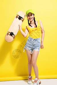 举着滑板的年轻女孩图片