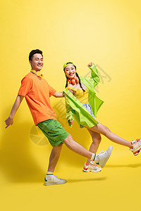 情侣运动鞋快乐玩耍的两个年轻人背景