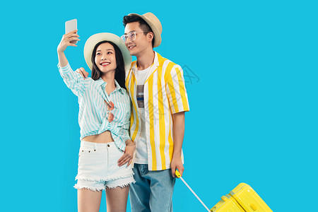 聊天箱不看镜头条纹微笑旅途中快乐的青年伴侣用手机拍照背景