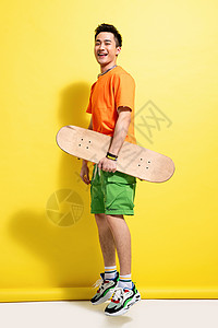 运动休闲活动拿着滑板的快乐青年男人图片