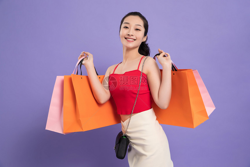 亚洲人20多岁25岁到29岁快乐的青年女人购物图片