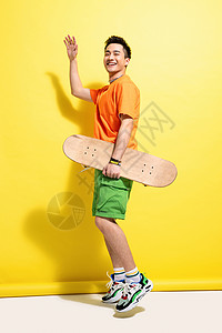 自由拿着滑板的快乐青年男人图片
