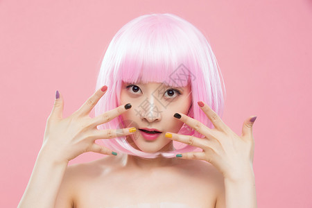 开心女色彩鲜艳展示彩色指甲油的个年轻女人图片