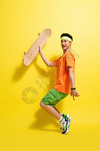 举着滑板的活力青年男人图片