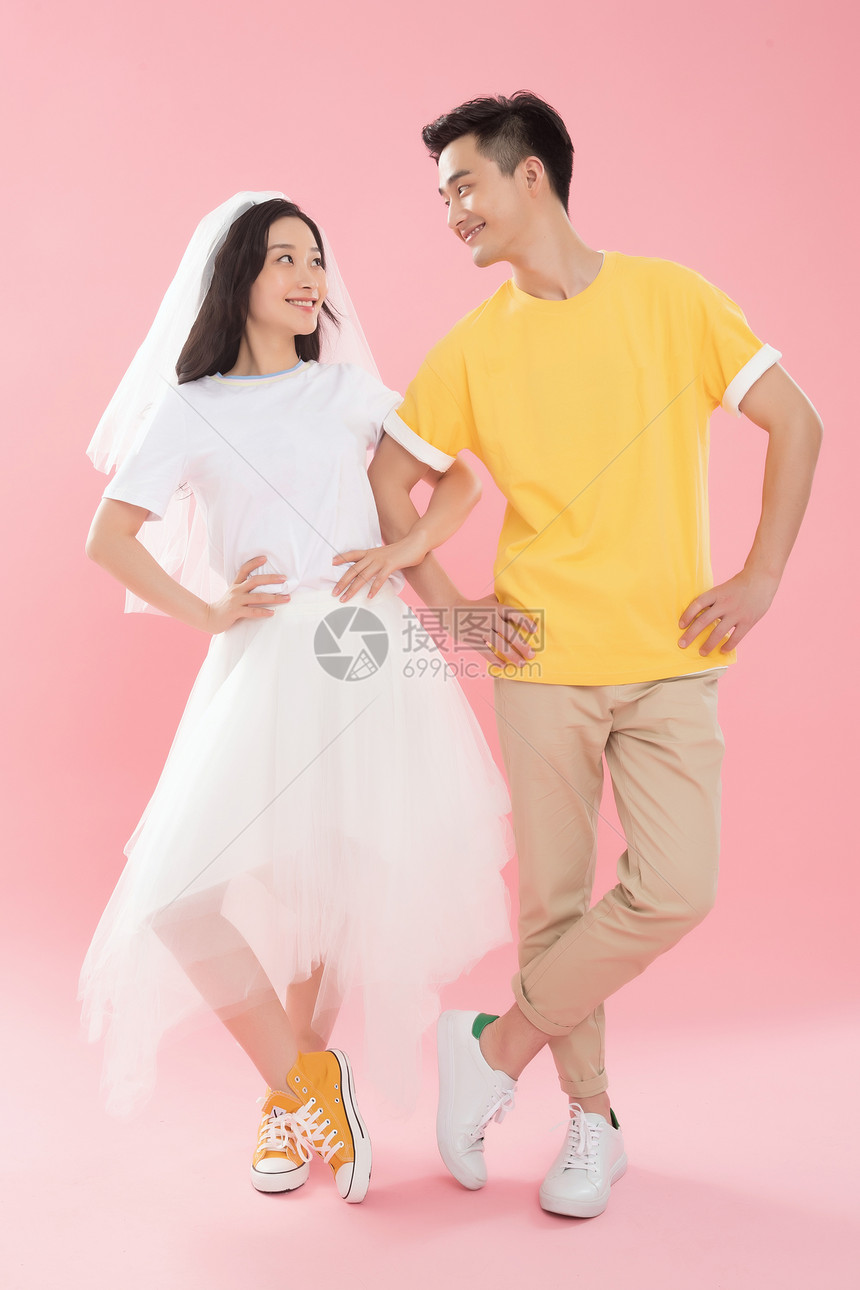 无忧无虑女人站着双手叉腰跳舞的青年伴侣图片