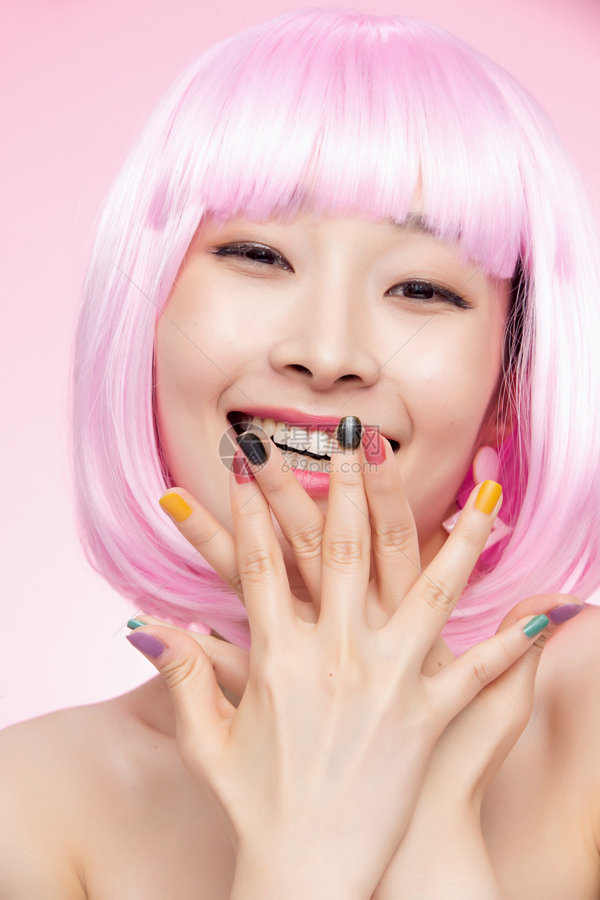 微笑健康的半身像展示彩色指甲油的时尚年轻女人图片