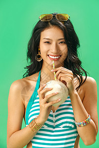 美味饮料身材喝椰子汁的泳装美女图片