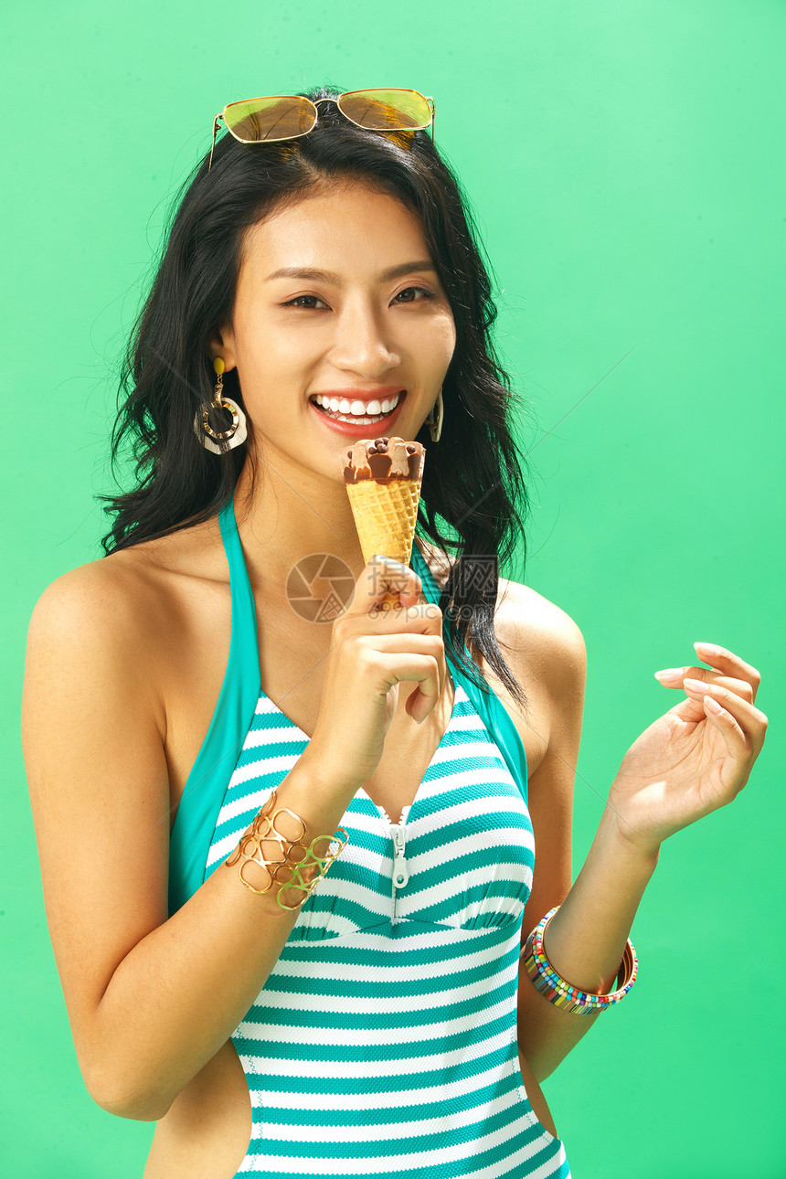 美味拿着活力吃冰淇淋的泳装美女图片