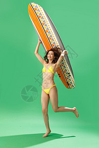 穿比基尼的美女举着冲浪板图片