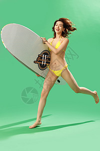 抱腿度假青年女人抱着冲浪板背景