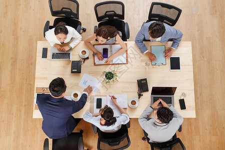 个人能力通讯会议商务关系俯瞰办公室里开会的商务团队背景