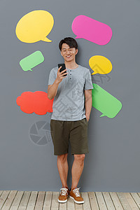 青年文化沟通30多岁拿手机发短信的青年男士图片