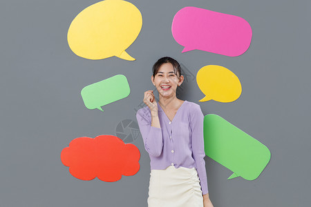 彩色信息框留白彩色图片好消息站在对话框前面的快乐女孩背景