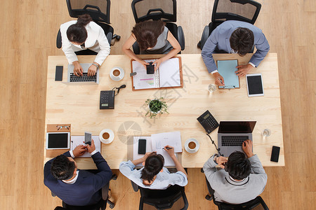 电子商务女人东亚俯瞰办公室里开会的商务团队图片
