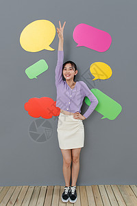 彩色信息框通讯休闲活动彩色图片站在对话框前面的快乐女孩背景